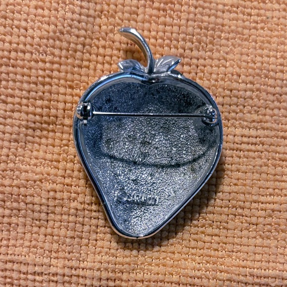 Vintage Sarah Coventry Signed Brooch Strawberry 3D Domed Textured Silver Tone - Picture 7 of 11